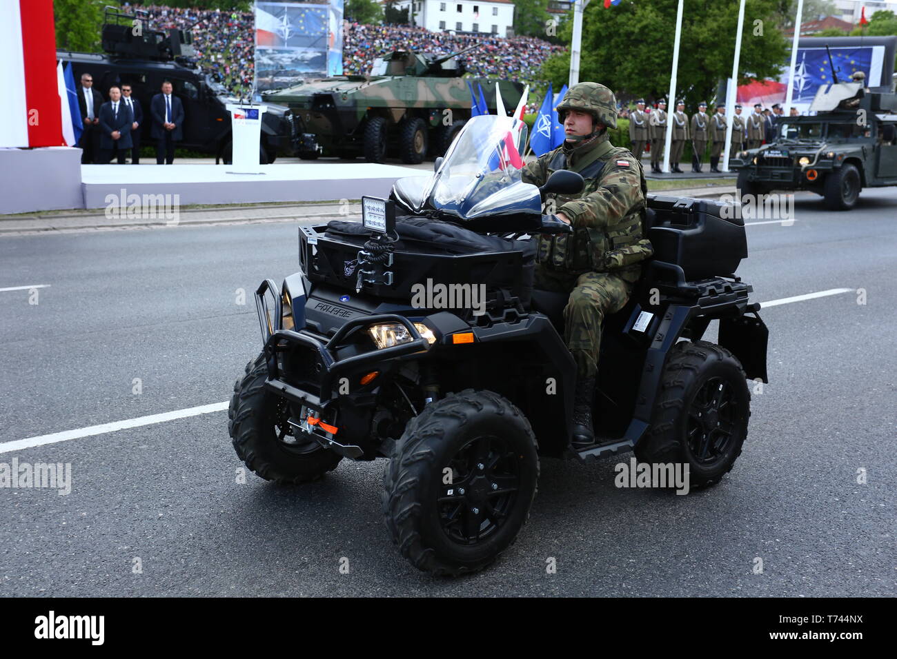 Polen: Tanks, ATVs, SUVs und Artillerie der Polnischen Armee rollen an militärischen Parade während der Feierlichkeiten der Verfassung. Stockfoto