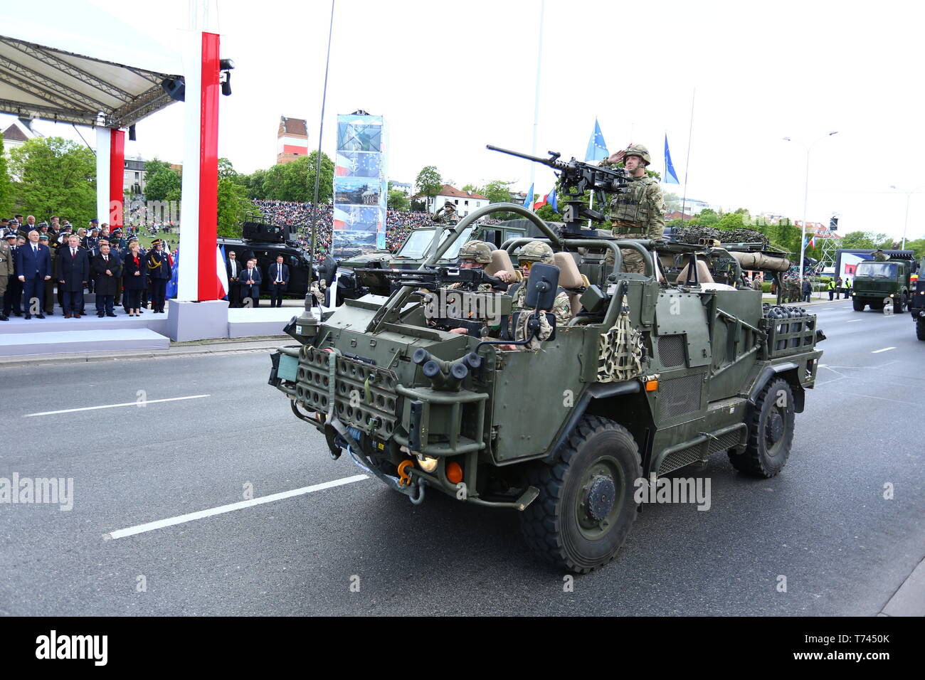 Polen: US Army präsentiert Fahrzeuge während der Militärparade zur Feier Tag der Polnischen Constituion. Stockfoto
