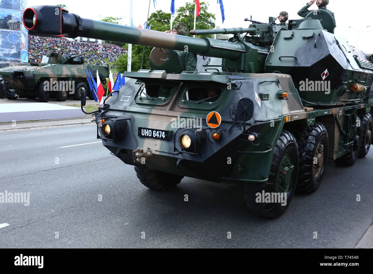 Polen: Tanks, ATVs, SUVs und Artillerie der Polnischen Armee rollen an militärischen Parade während der Feierlichkeiten der Verfassung. Stockfoto