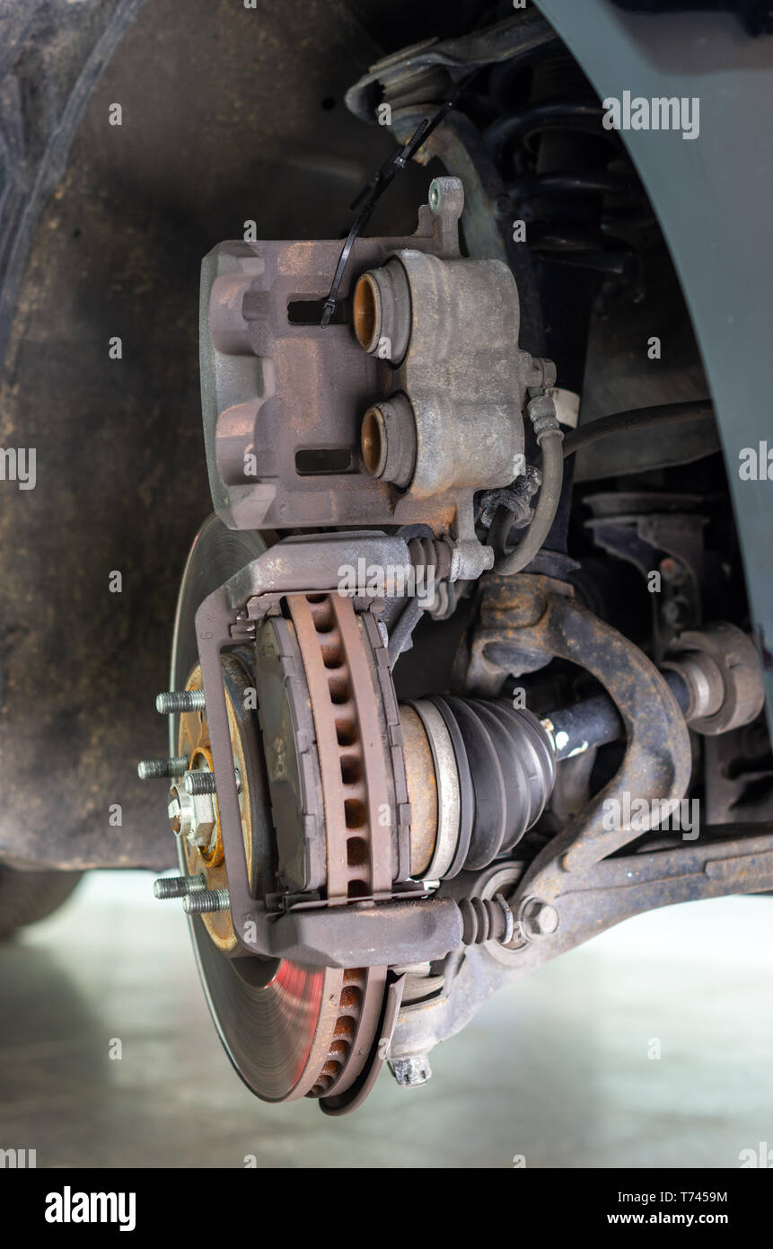 Bild einer Bremsscheibe und Bremssattel vor einem Bremsbeläge wechseln  Stockfotografie - Alamy
