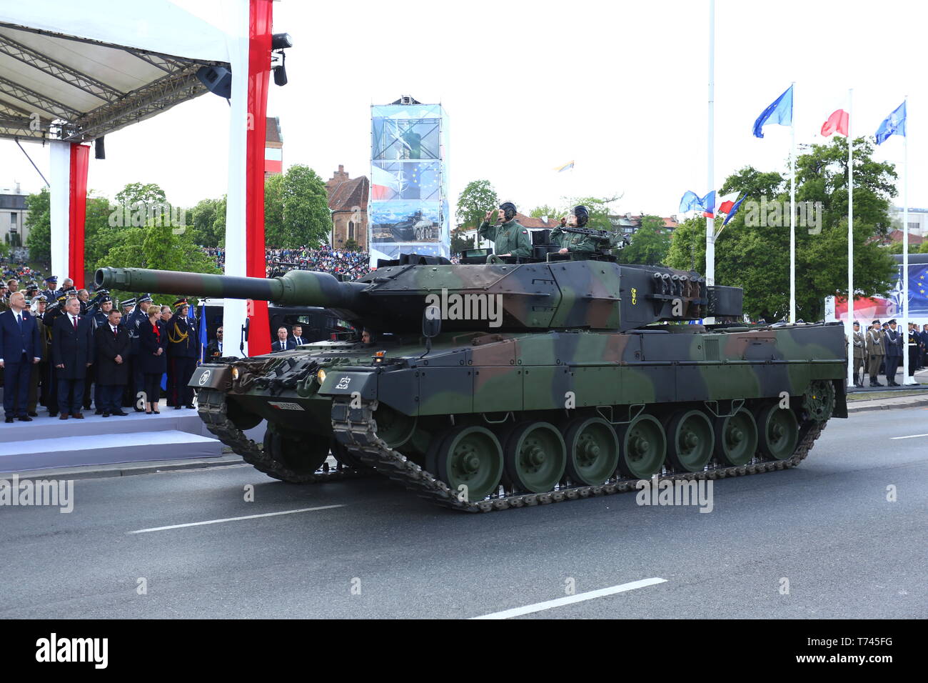Polen: Leopard 2 Panzer rollen während der Militärparade zur Feier Tag der Verfassung. Stockfoto