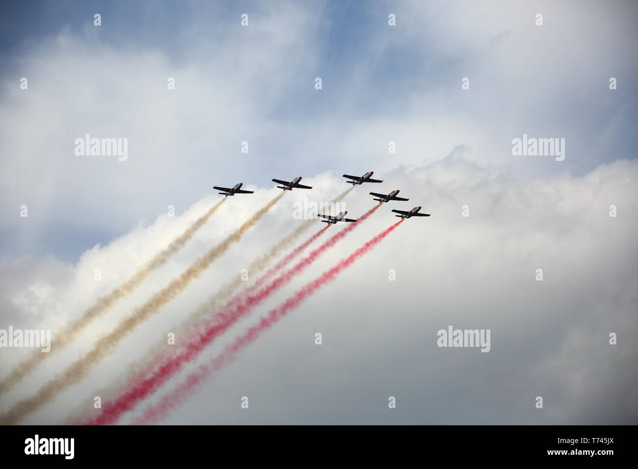 Polen: Polnische Luftwaffe Tattoo in den nationalen Farben während der Militärparade zur Feier Tag der Verfassung. Stockfoto