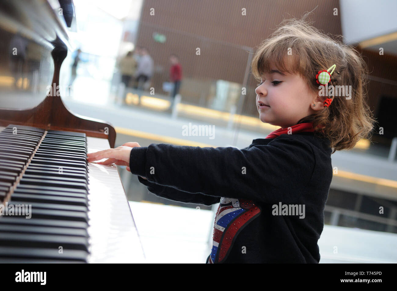 Kleines Mädchen Spaß am Klavier Stockfoto
