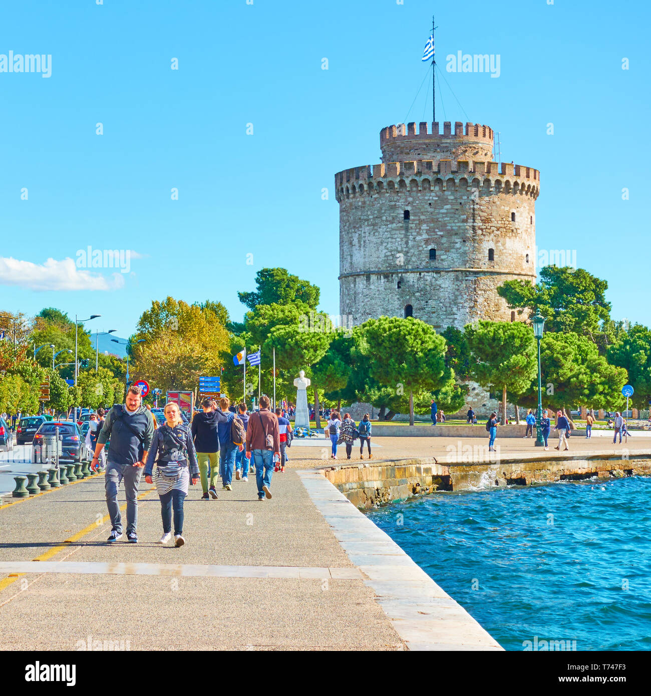 Thessaloniki, Griechenland - 25. Oktober 2017: Direkt am Meer, mit wandern Menschen und der Weiße Turm von Thessaloniki Stockfoto