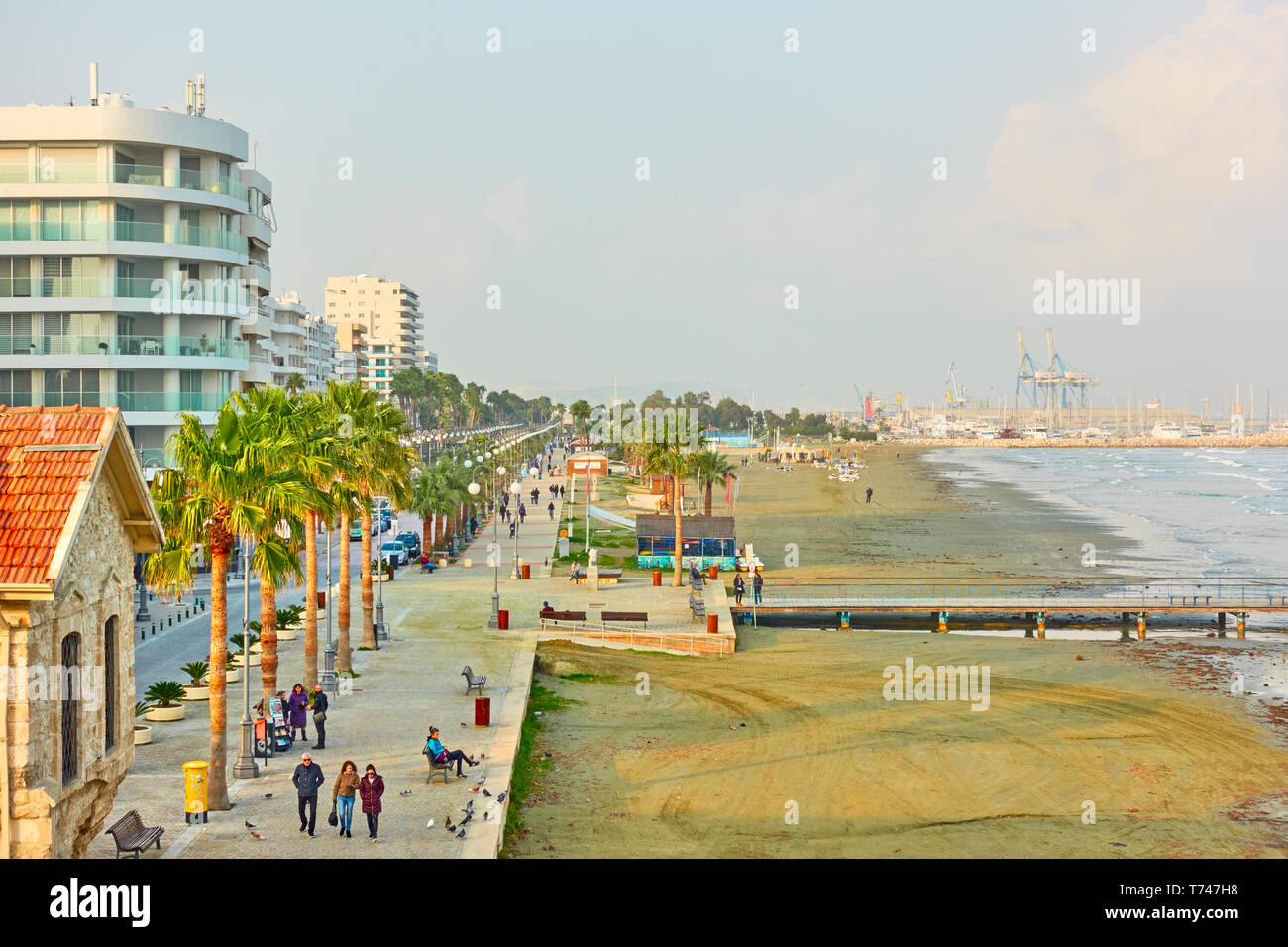 Larnaca, Zypern - Januar 24, 2019: Direkt am Meer und der Promenade von Finikoudes in Larnaca Stockfoto