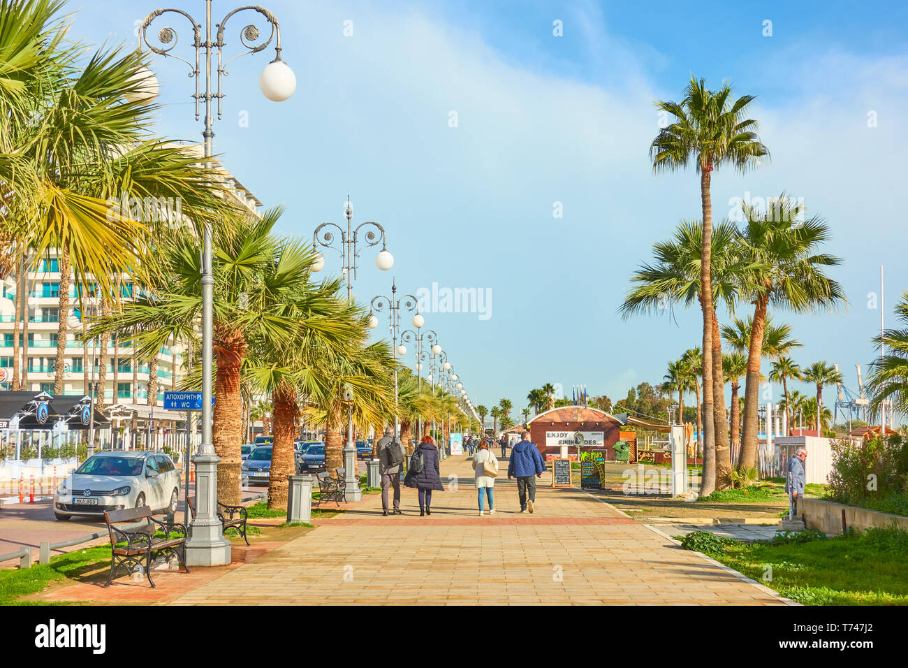Larnaca, Zypern - Januar 28, 2019: Promenade neben Finikoudes Strand mit wandern Menschen in Larnaca Stockfoto