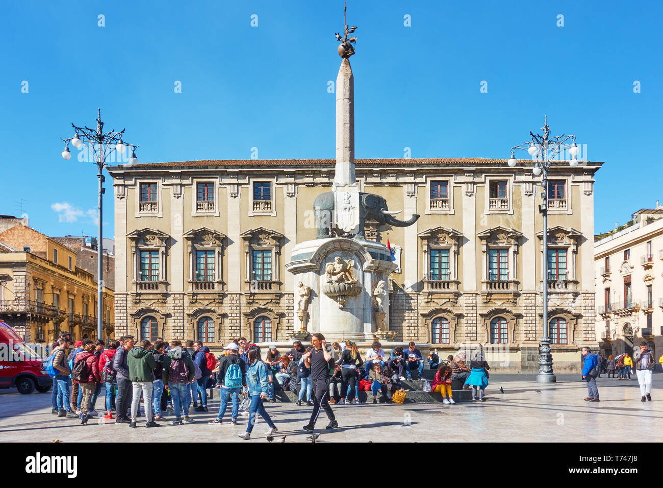 Catania, Italien - 15. März, 2019: Die Menschen in der Piazza del Duomo, in der Nähe von Fontana dell Elefante - Symbol der Stadt Catania Stockfoto