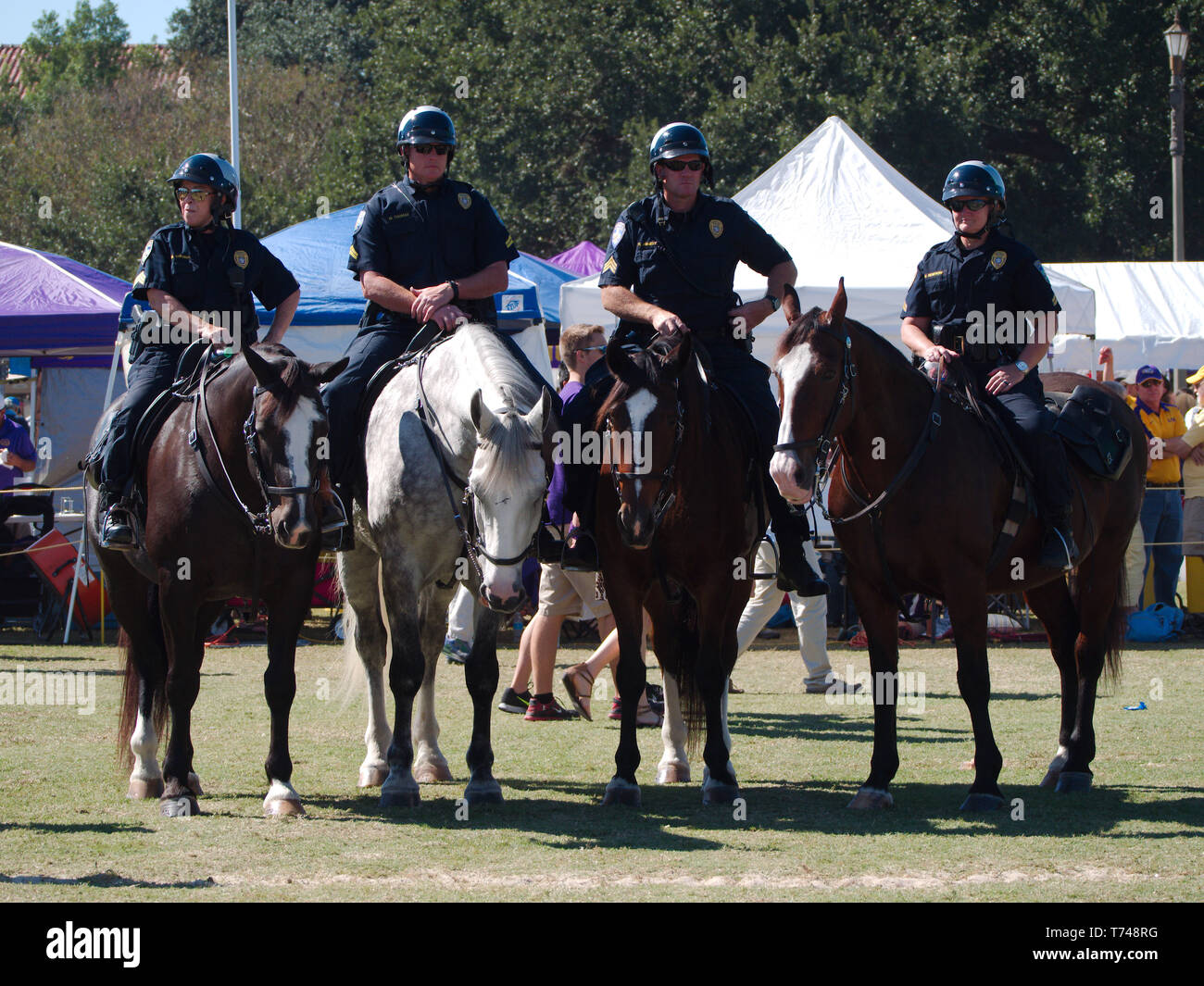 Baton Rouge, Louisiana, USA - 2018: Berittene Polizei stand Guard an der Louisiana State University Parade Gründen während eines Fußballspiels. Stockfoto