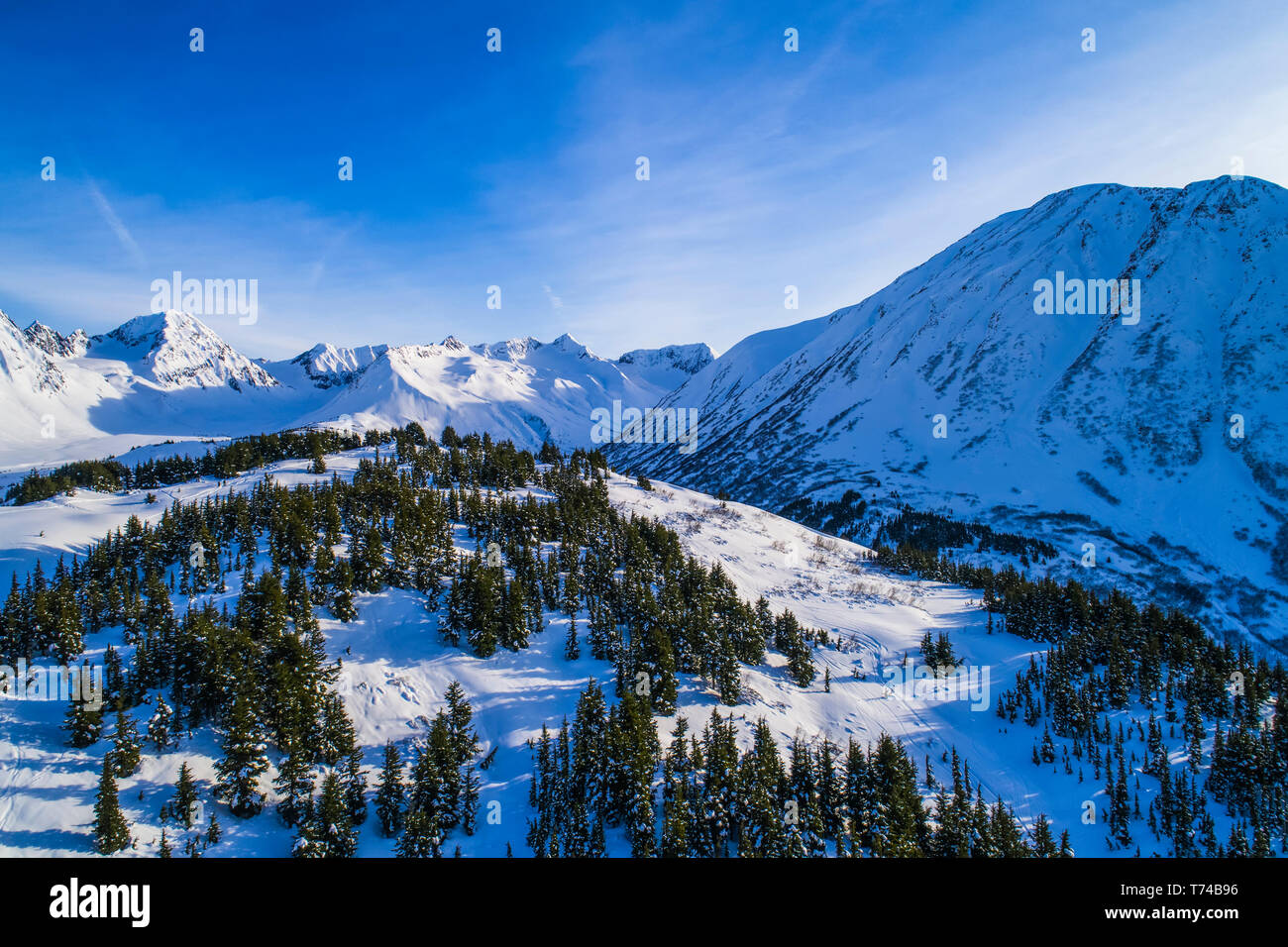 Eine Landschaft von Wolken bilden über Kickstep und Tincan Peaks im Hinterland von Turnagain Pass im Süden - zentrales Alaska an einem sonnigen Tag Stockfoto