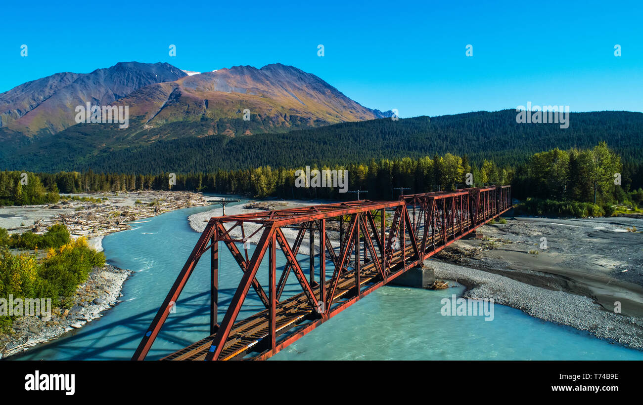 Eine Antenne szenischen der Alaska Railroad Doubles der Schnee River Crossing an einem sonnigen Sommertag im Süden - zentrales Alaska Stockfoto