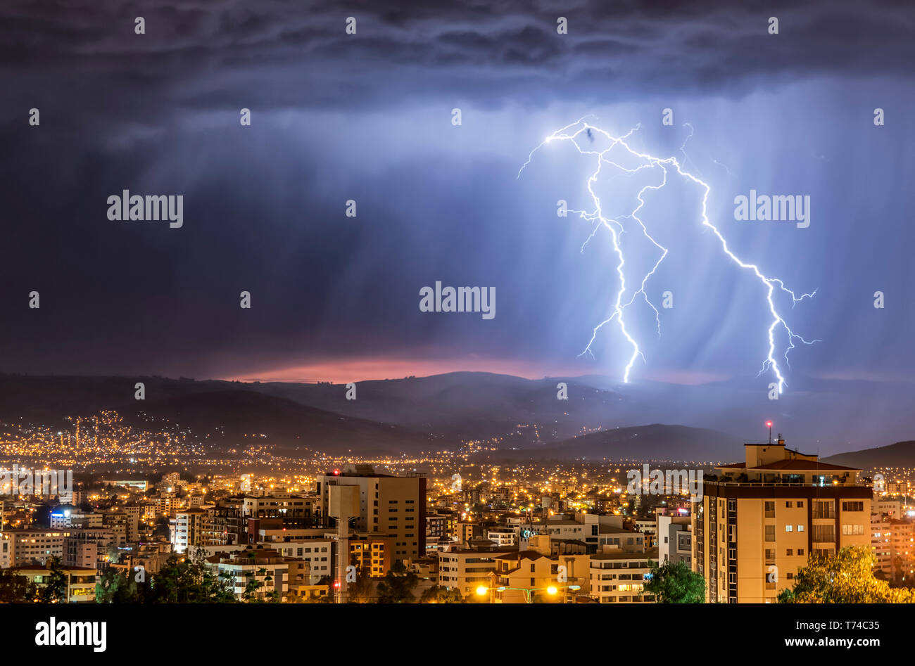 Stürmischen Himmel und Blitz über eine Stadt bei Nacht; Cochabamba, Bolivien Stockfoto