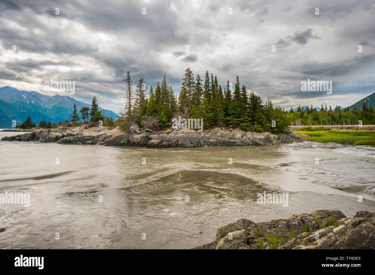 Ein stürmischer Sommertag über den Turnagain Arm wie der Flut fliesst im Süden - zentrales Alaska; Alaska, Vereinigte Staaten von Amerika Stockfoto