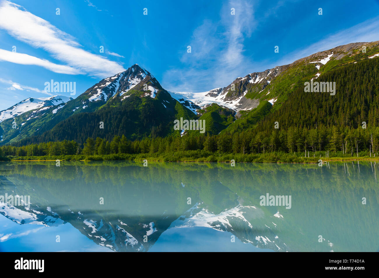 Explorer Gletscher gesehen wird, die sich in den ruhigen Gewässern der Explorer schluffig See an einem sonnigen Sommermorgen in Portage Valley widerspiegelt Stockfoto