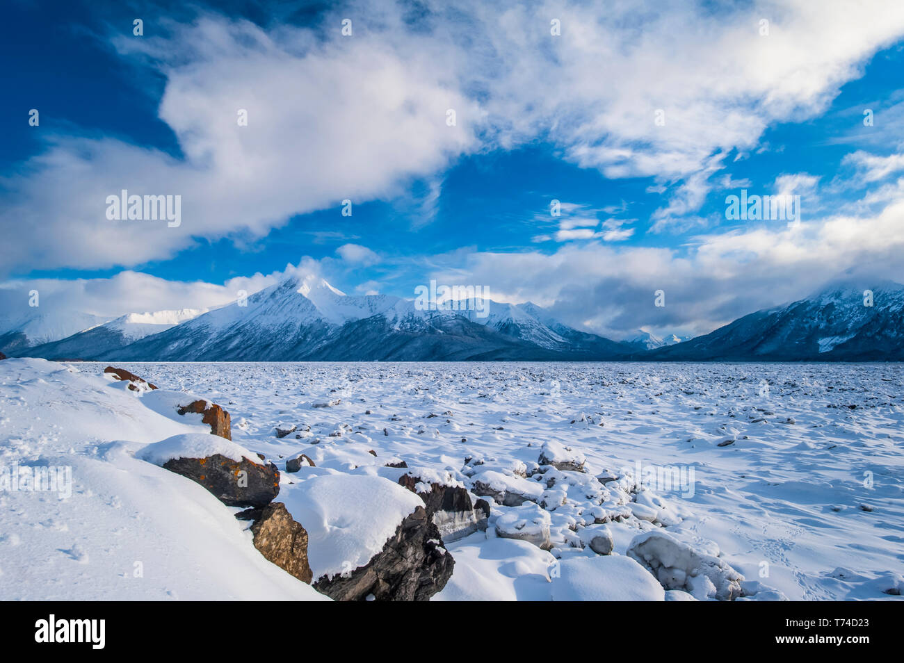 Eine Landschaft von Wolken über dem gefrorenen Cook Inlet im Süden - zentrales Alaska mit der Chugach Mountains im Hintergrund an einem Wintertag Stockfoto