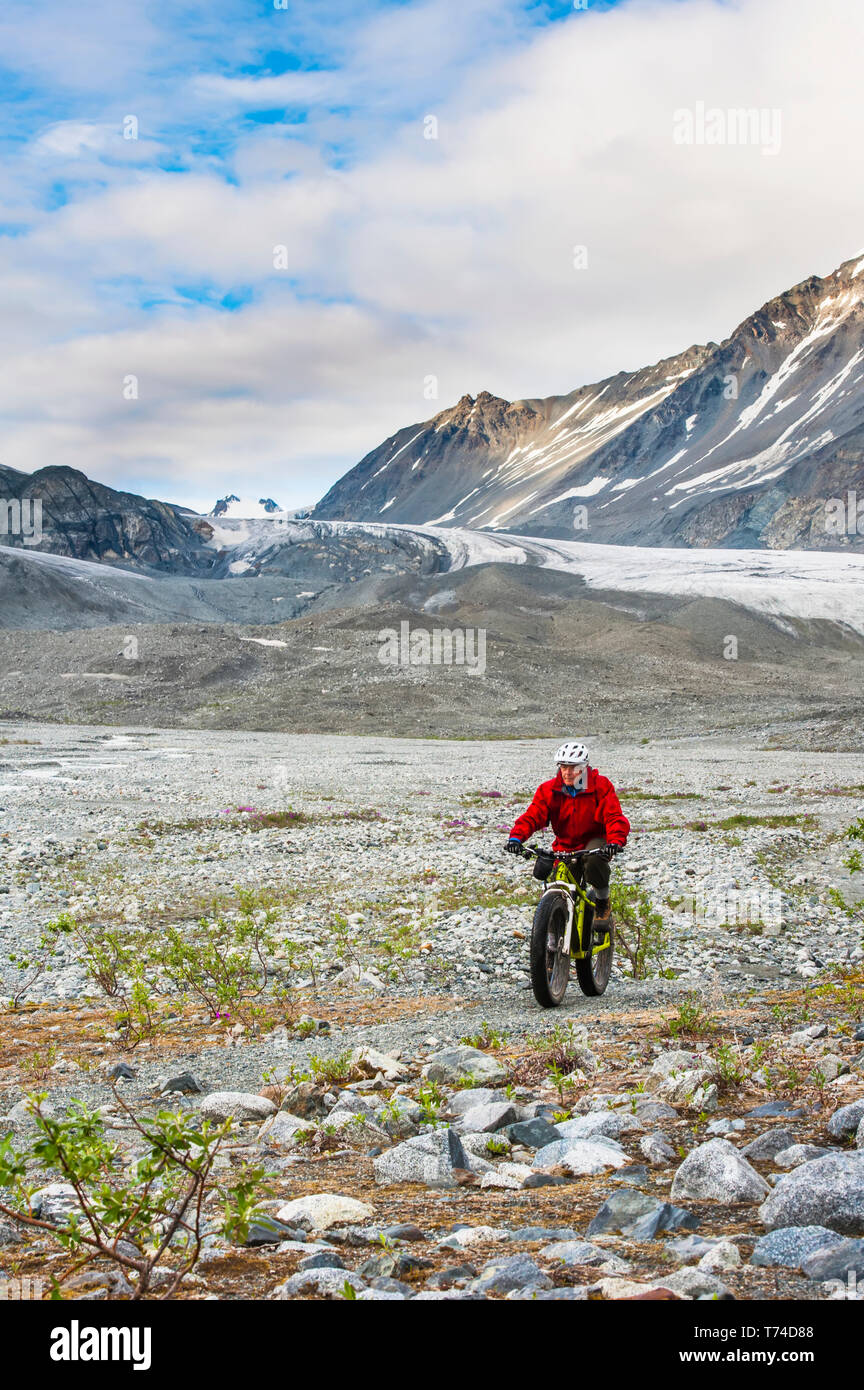 Ein Mann reiten sein fatbike in Gulkana Gletschertal, Alaska, Vereinigte Staaten von Amerika Stockfoto