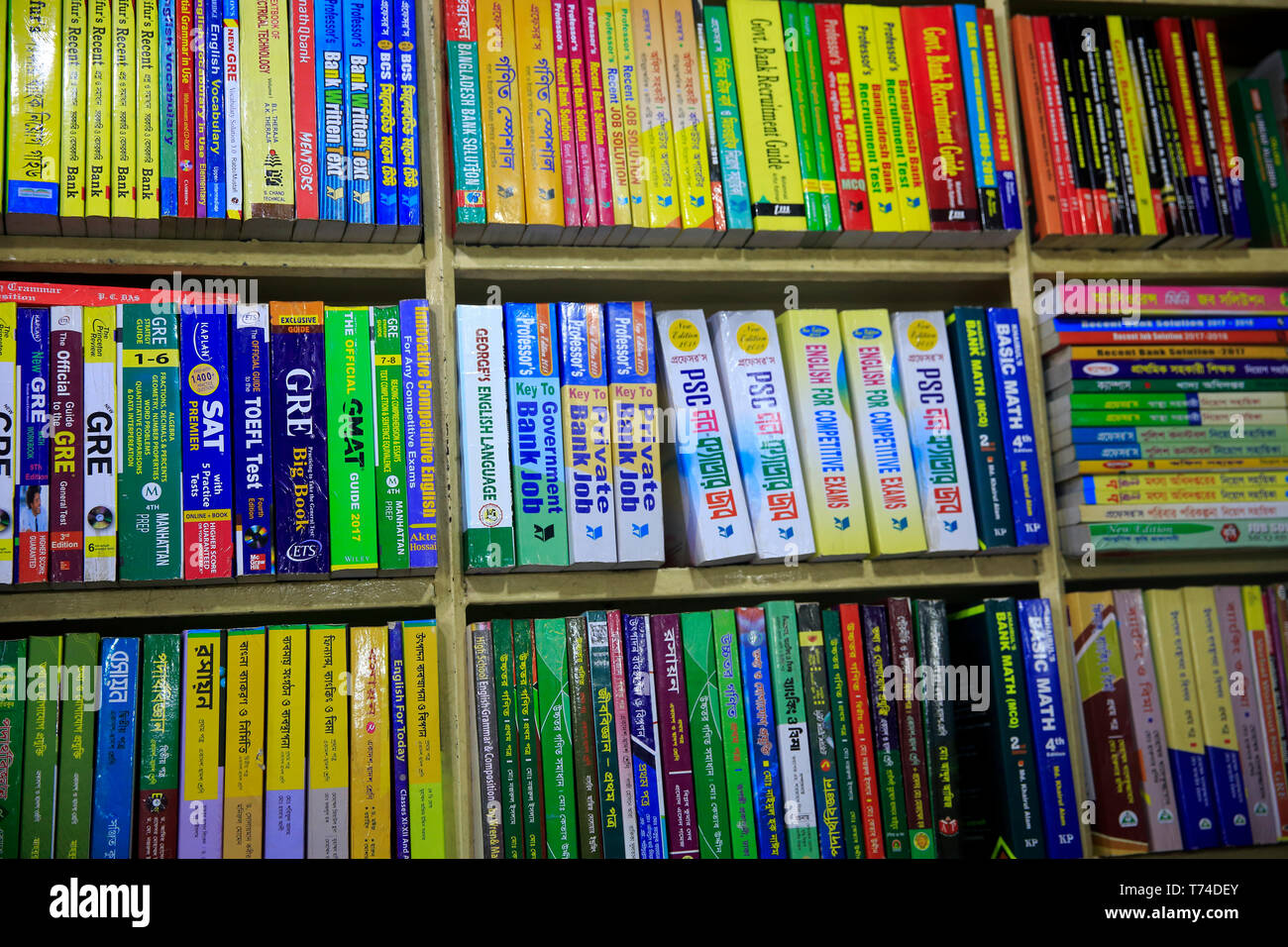 Bücherregal in einer Buchhandlung an Nilkhet Buchmarkt. Dhaka, Bangladesch Stockfoto