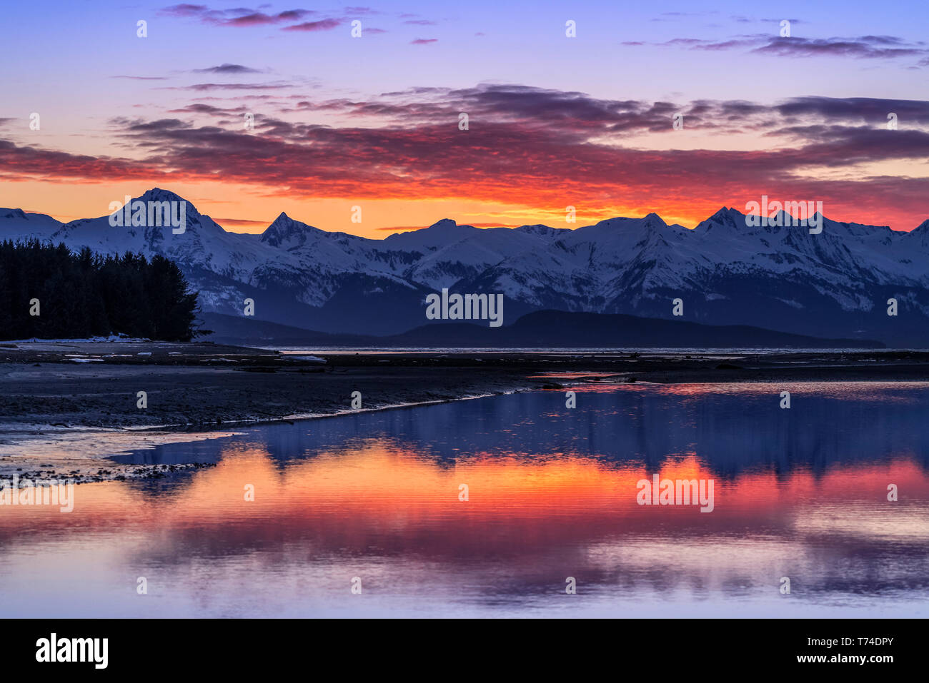 Eagle River, Eagle Beach und Chilkat Berge bei Sonnenuntergang, Eagle Beach State Recreation Area, in der Nähe von Juneau, Alaska, Vereinigte Staaten von Amerika Stockfoto