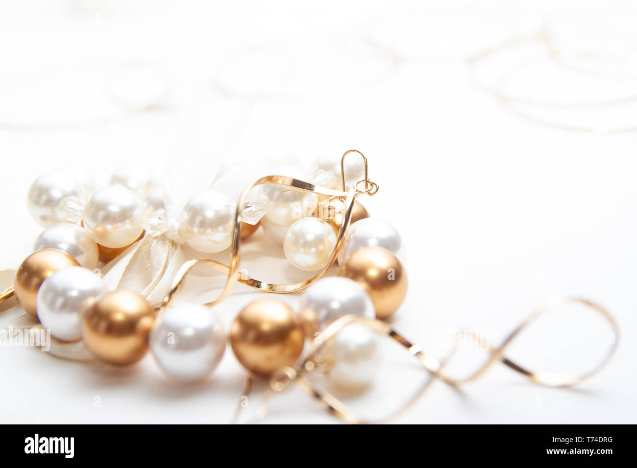 Schönheit Hintergrund mit Accessoires Schmuck, Armbänder, Ringe, Ohrringe auf Weiß. copyspase. Mode und Schönheit Konzept. Ansicht von oben flach Stockfoto