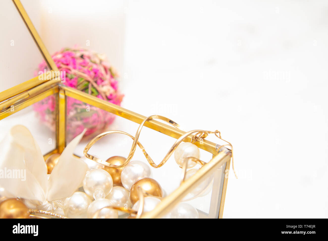 Beauty Box mit Zubehör Schmuck, Armbänder, Ringe, Ohrringe auf weißem Hintergrund. copyspase. Mode und Schönheit Konzept. Ansicht von oben flach Stockfoto