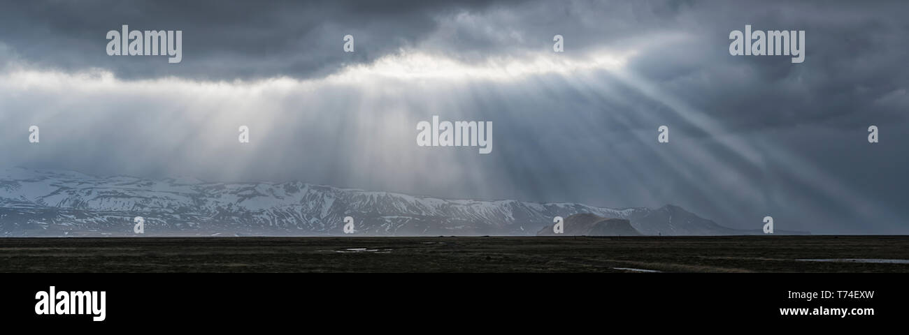 Dramatische Sonnenlicht Strahlen durch die Wolken entlang der Südküste Islands eine erstaunliche Szene ; Island Stockfoto