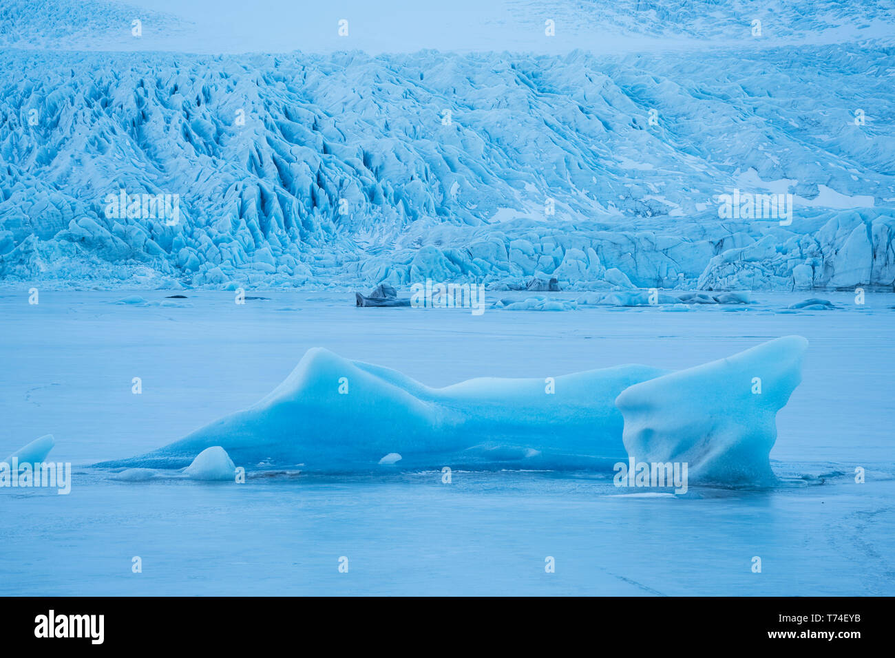 Gletscher entlang der südlichen Küste von Island., Eisberge sind in die Lagune auf der Basis von es gefroren ; Island Stockfoto