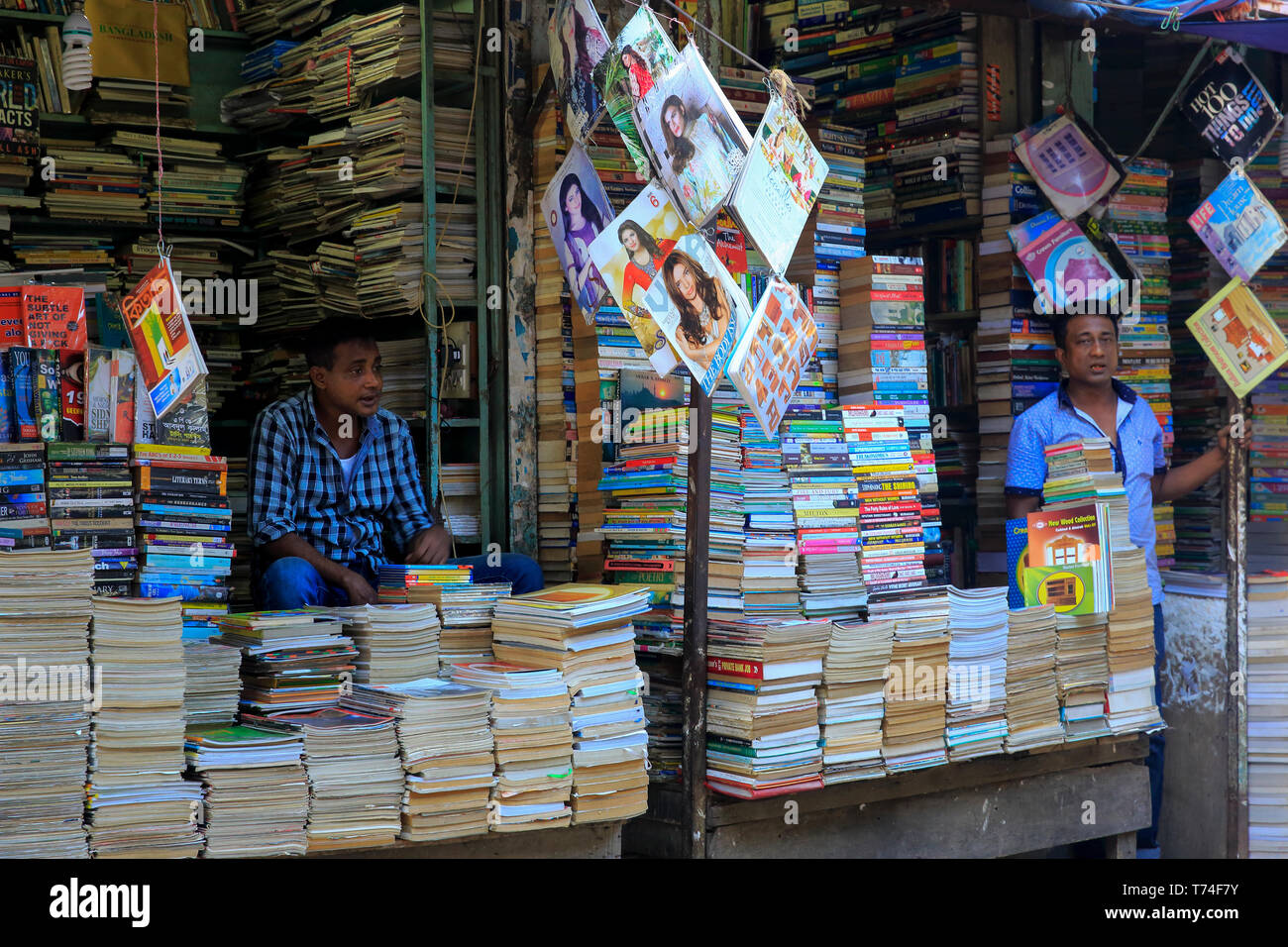 Gebrauchte Bücherstand auf Nilkhet Buchmarkt. Dhaka, Bangladesch. Stockfoto