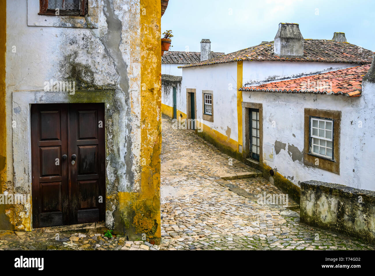 Verwitterte Gebäudehüllen; Obidos, Leiria District, Portugal Stockfoto