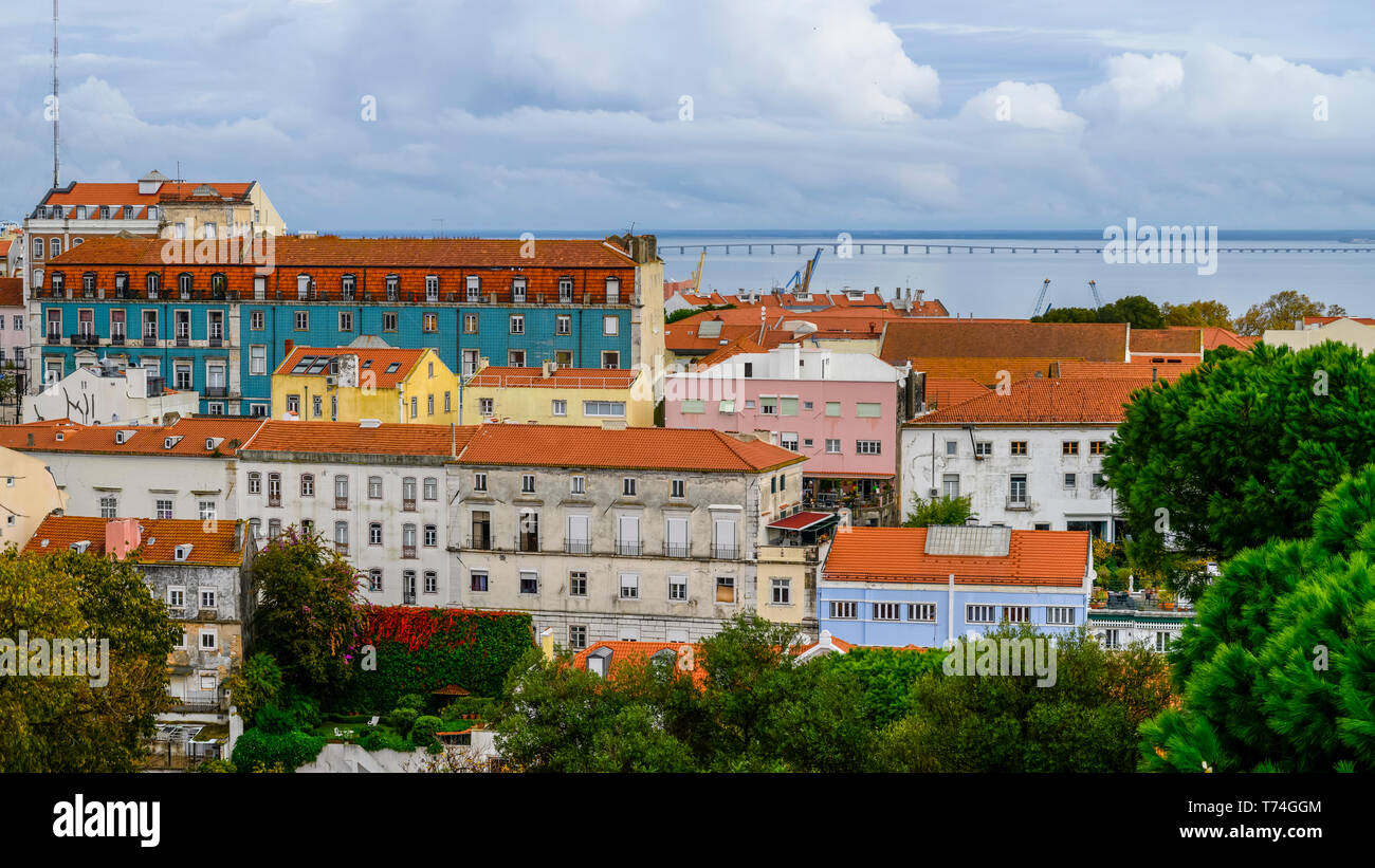 Mit Blick auf die Stadt Lissabon und den Tejo jahrtausend alten Mauern von St. George's Castle; Lissabon Region Lissabon, Portugal Stockfoto