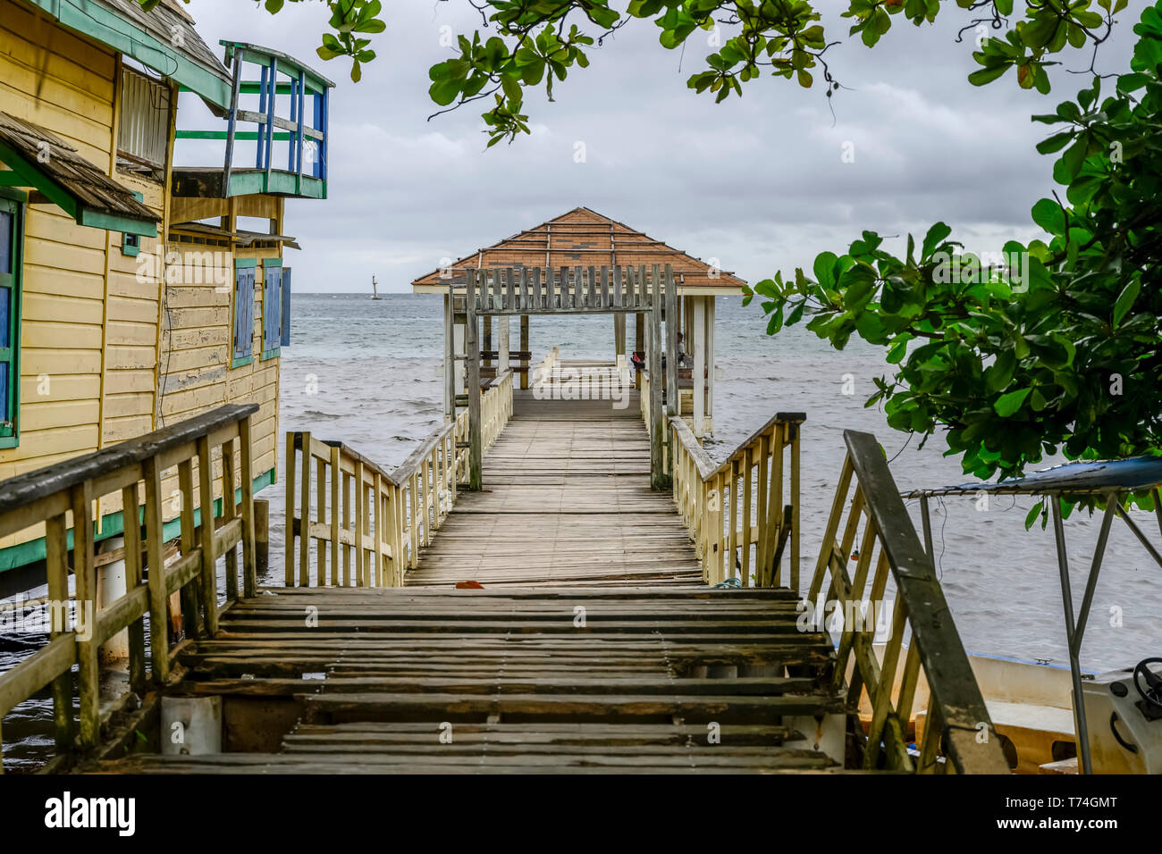 Holz- Dock hinunter zum Wasser, Coxen Hole, Gemeinschaft von Kies Bucht; Roatan, Bay Islands, Honduras Stockfoto