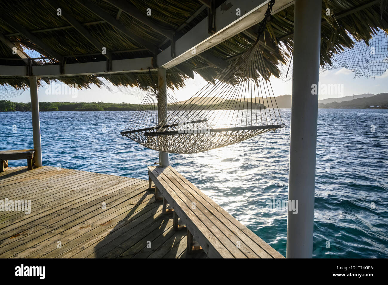 Hängematte auf einem Dock bei Sonnenuntergang, Bay Islands, Honduras Stockfoto