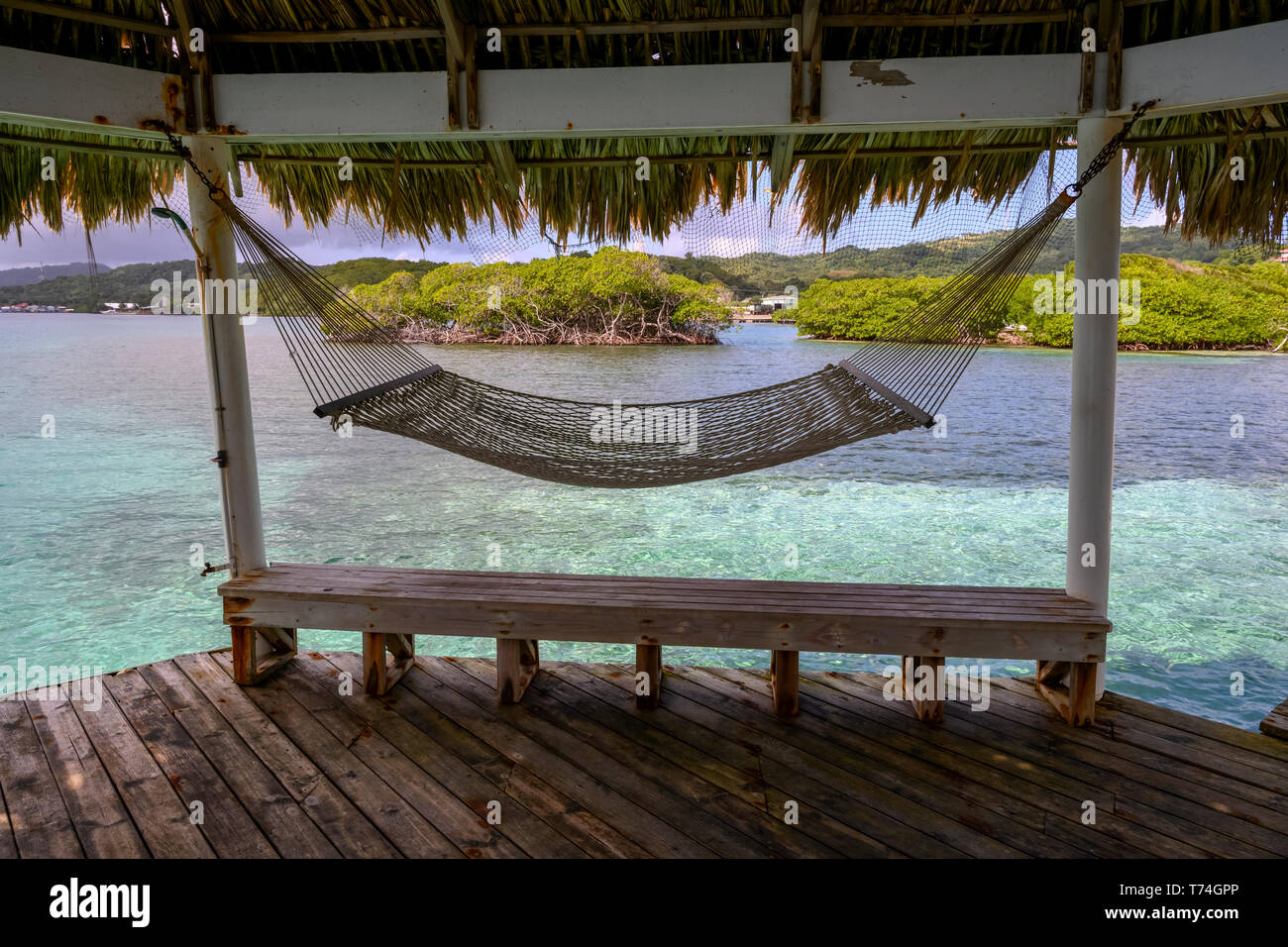 Hängematte auf einem Dock; Bay Islands Department, Honduras Stockfoto