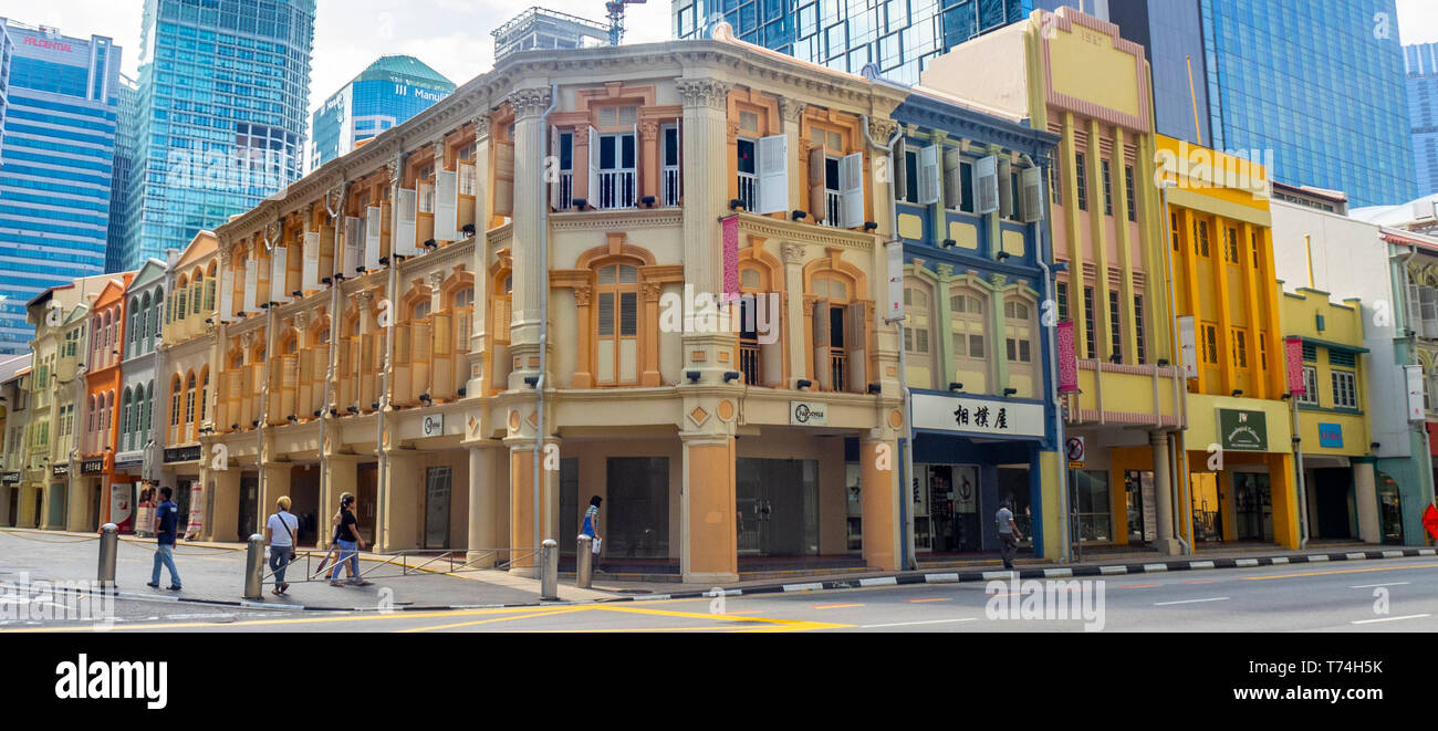 Reihe von bunten Shophouses in Chinatown von Singapur. Stockfoto