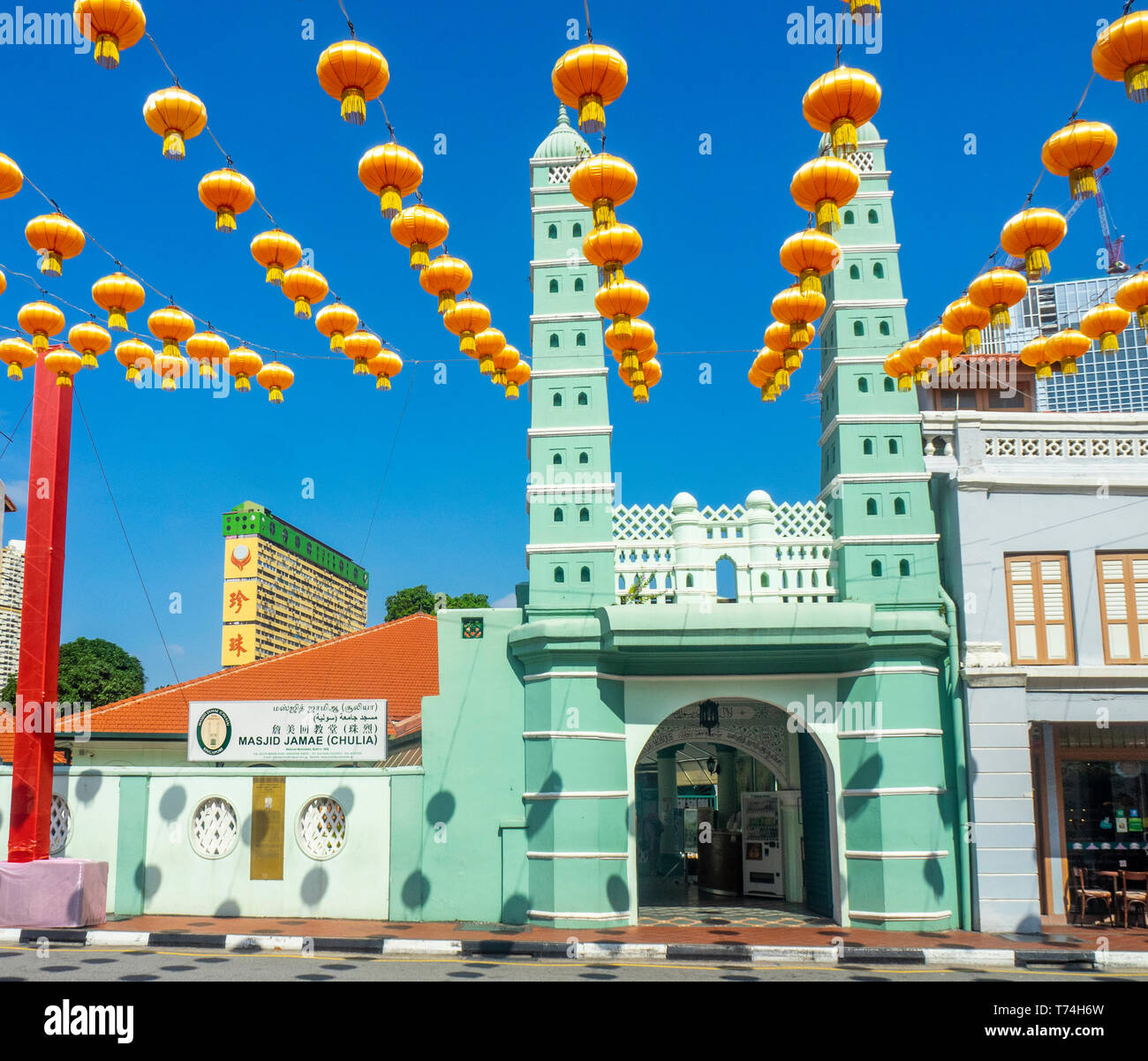 Chinesische Rote Laternen für das chinesische Neujahr vor chulia Moschee auf South Bridge Road Chinatown von Singapur. Stockfoto