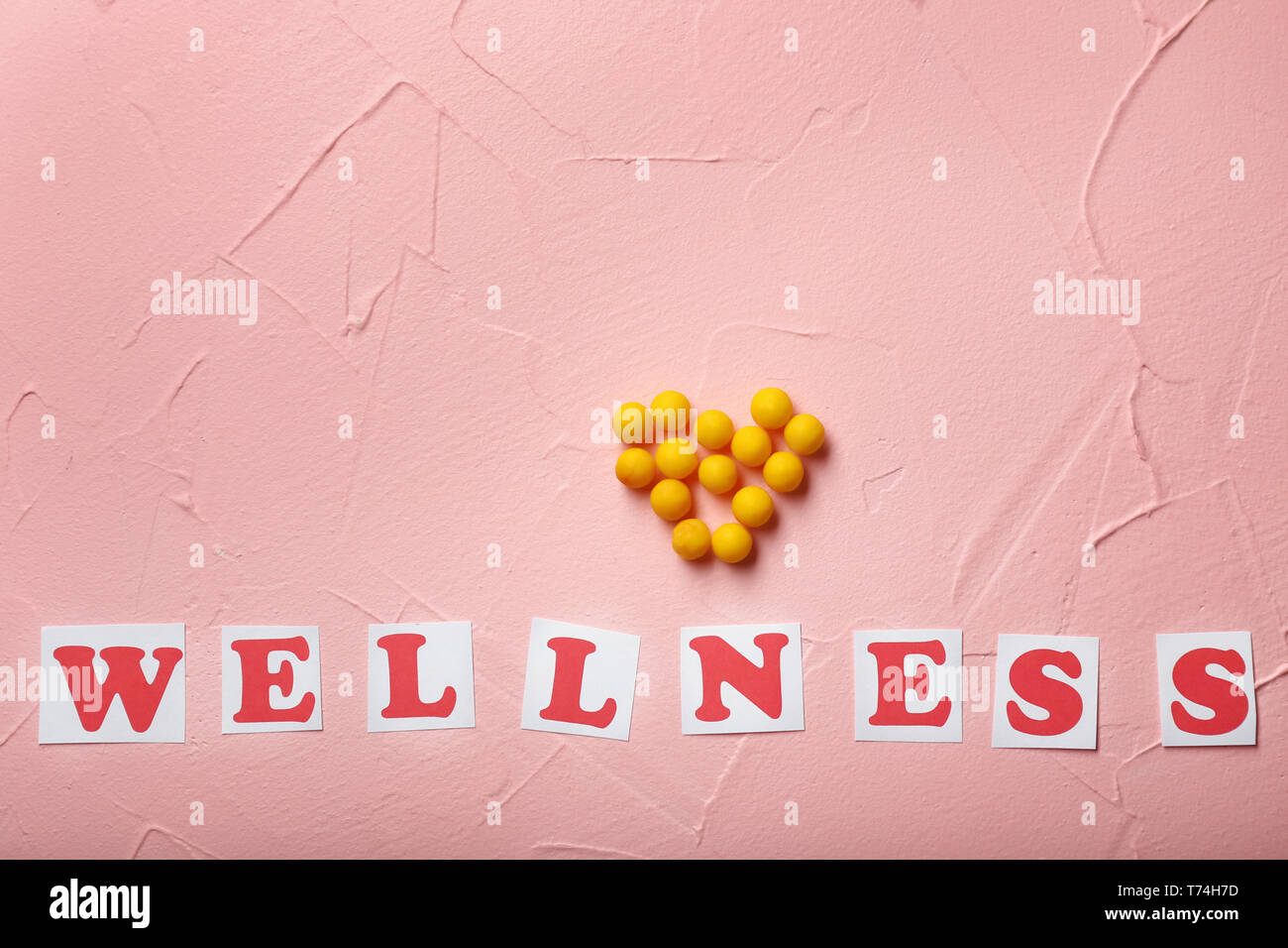 Karten mit Wort Wellness und Pillen auf farbigen Hintergrund. Health Care Konzept Stockfoto