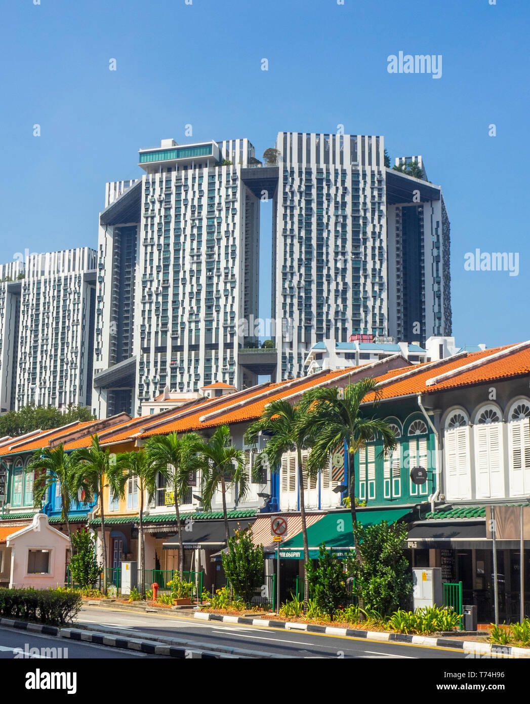 Kontrastreiche Architektur der Pinnacle @ Duxton Wohnungsbau Entwicklung und die Reihe der traditionellen Shophouses in Tanjong Pagar Singapur. Stockfoto