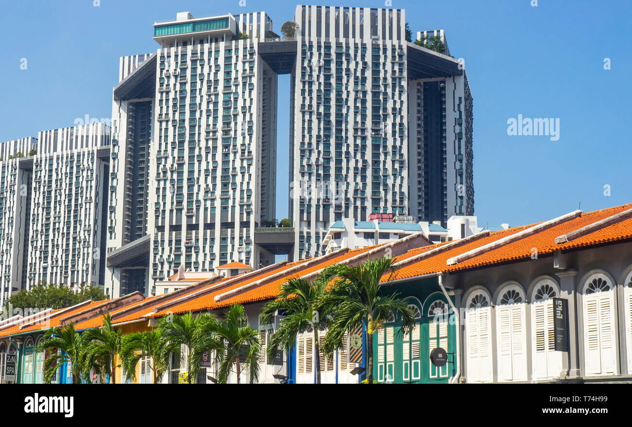 Kontrastreiche Architektur der Pinnacle @ Duxton Wohnungsbau Entwicklung und die Reihe der traditionellen Shophouses in Tanjong Pagar Singapur. Stockfoto