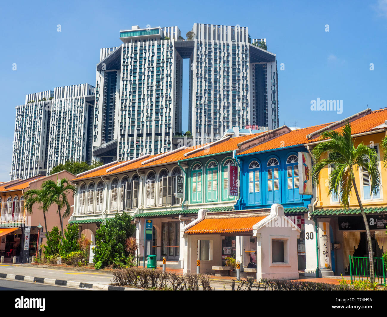 Kontrastreiche Architektur der Pinnacle @ Duxton Wohnungsbau Entwicklung und die Reihe der traditionellen Shophouses in Tanjong Pagar Singapur. Stockfoto