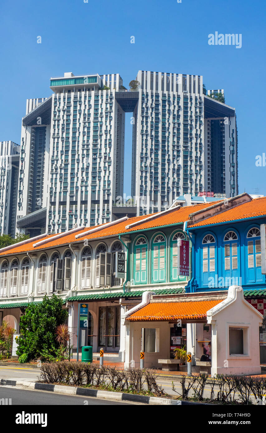 Kontrastreiche Architektur der Pinnacle @ Duxton Wohnungsbau Entwicklung und die Reihe der traditionellen Shophouses in Tanjong Pagar Singapur. Stockfoto