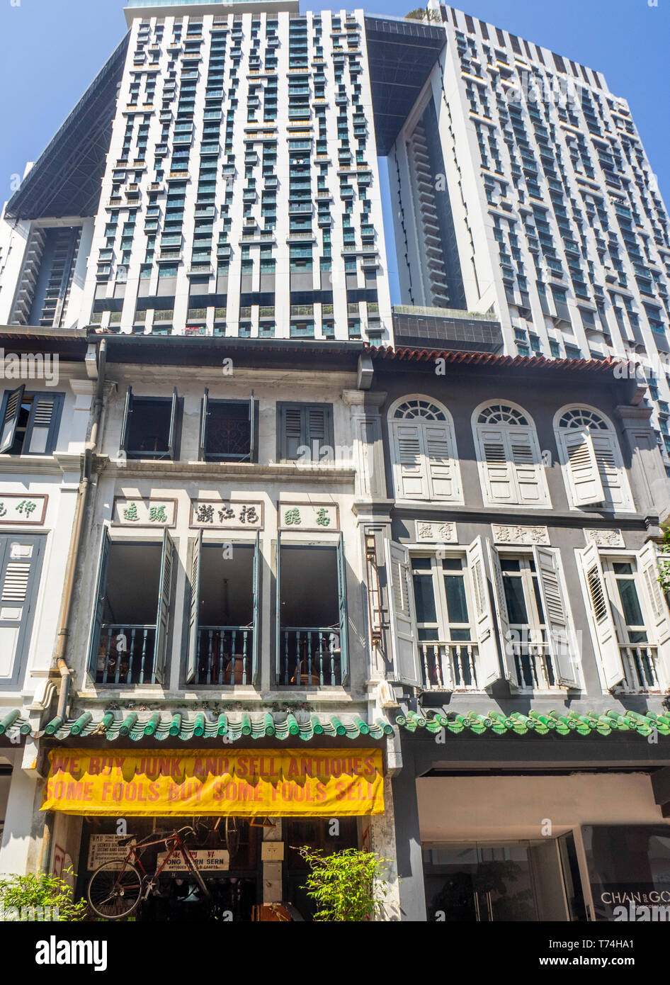 Kontrastreiche Architektur der Pinnacle @ Duxton Wohnungsbau Entwicklung und die Reihe der traditionellen Shophouses in Tanjong Pagar Singapur. Stockfoto