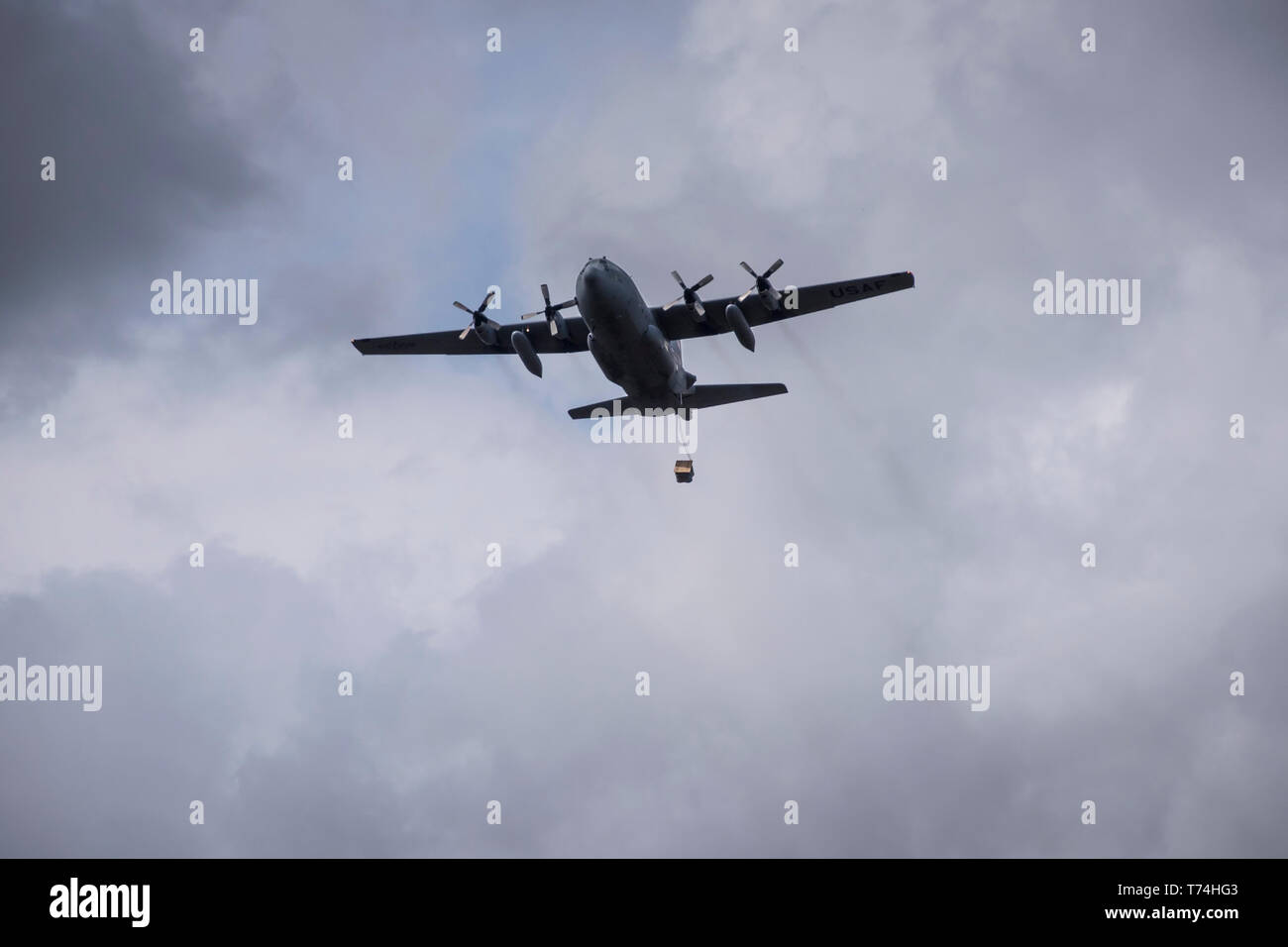 Die C-130H Hercules fliegen in eine gezielte Drop Zone als Mitglieder des 179Th Airlift Wing, Mansfield, Ohio, führen Sie einen Fallschirmabwurf übung Mai 2, 2019. Die Ohio Air National Guard ist immer auf Mission mit hoch qualifizierten Bürger Flieger zu reagieren föderalen, staatlichen und gemeinschaftlichen Missionen auszuführen. (U.S. Air National Guard Foto von Tech. Sgt. Joe Harwood) Stockfoto