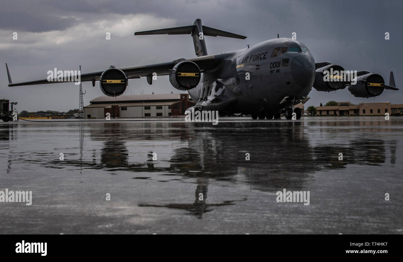 Eine C-17 Globemaster III der 911th Airlift Wing sitzt auf der Flightline während eines Sturms auf die Pittsburgh International Airport Air finden Station, Pennsylvania, 23. April 2019. Der C-17 ist in der Lage, rasche strategische Bereitstellung von Truppen und alle Arten von Fracht zu den wichtigsten Stützpunkte oder direkt an uns Basen im Einsatzgebiet. (U.S. Air Force Foto von Joshua J. Seybert) Stockfoto