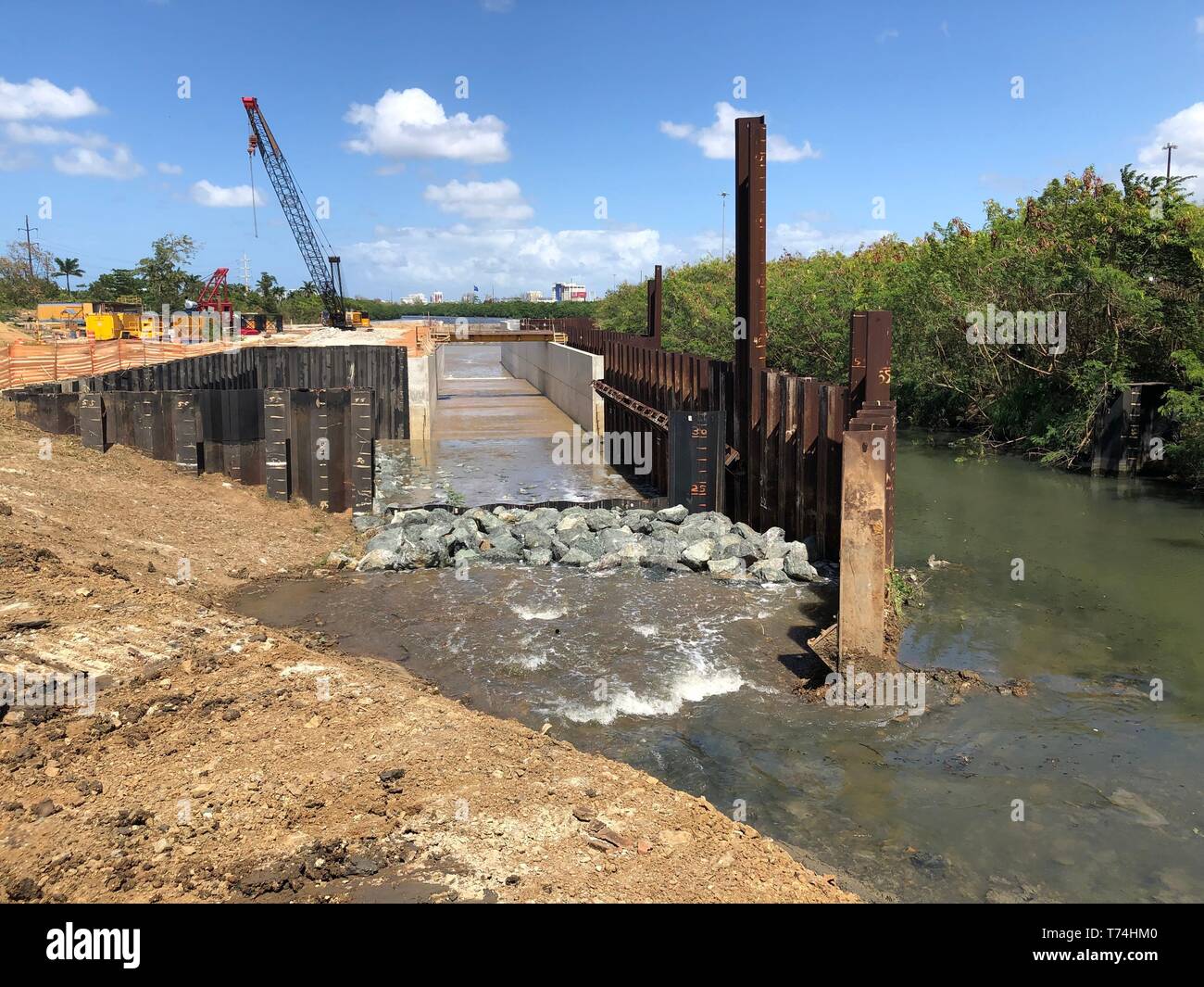 Die US-Armee Korps der Ingenieure begann Umleitung von Wasser zu neu errichtete Obere Margarita konkrete Kanal auf der Westseite von Puerto Nuevo Fluss in San Juan, Puerto Rico. Der hochwasserschutz Projekt Zukunft Überschwemmungen, dass die wichtigen kommerziellen Zone, die als Wohn- Gemeinschaften von Puerto Nuevo und San Patricio beeinflussen zu lindern. Mit dem Bau der $ 18,5 Mio. für Hochwasserschutz Projekt begann im August 2014 und soll noch dieses Jahr abgeschlossen werden. Stockfoto