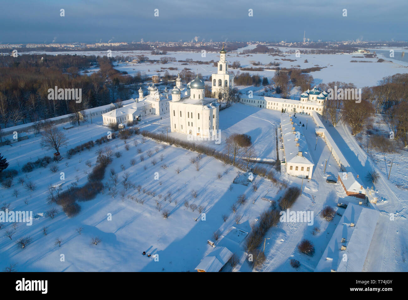 St. Georg Kloster auf Januar Tag (Luftaufnahmen). In Weliki Nowgorod, Russland Stockfoto