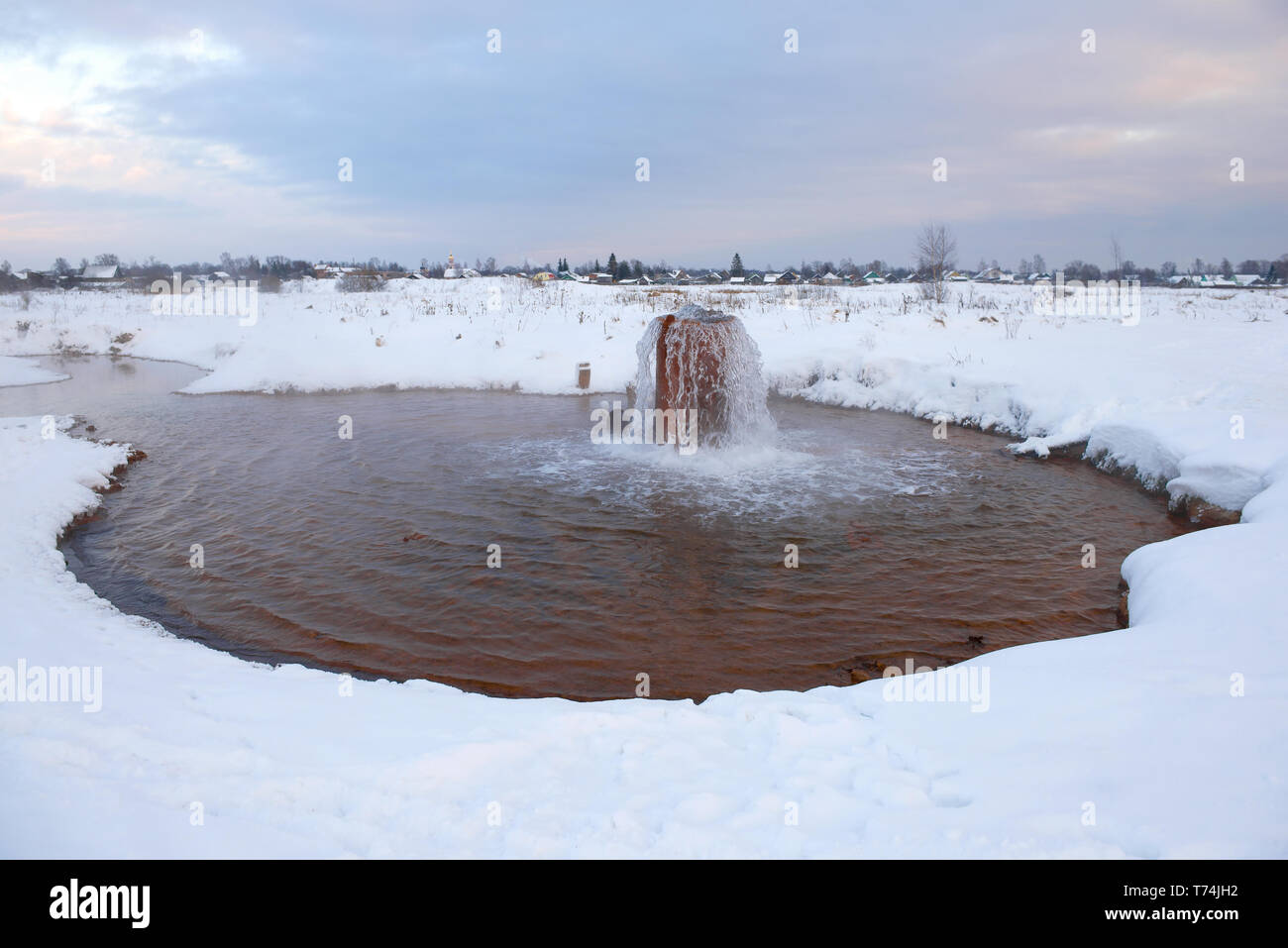 Tsaritsynky Mineralwasser Quelle am Abend im Januar. Staraja Russa, Russland Stockfoto