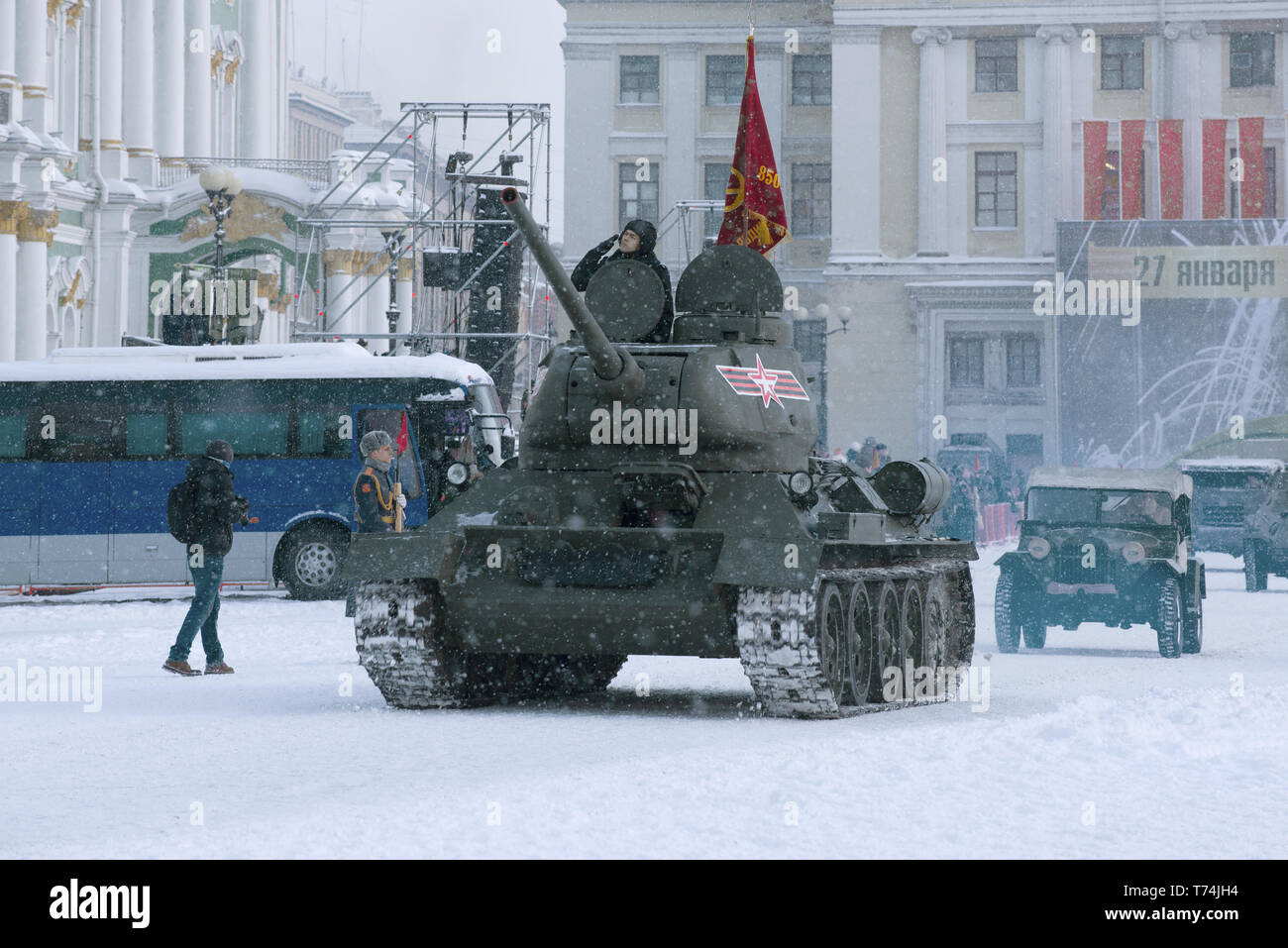 SAINT-Petersburg, Russland - Januar 24, 2019: Sowjetischer Panzer T-34-85 close-up. Generalprobe für die Militärparade zu Ehren des Tages der kompletten Stockfoto