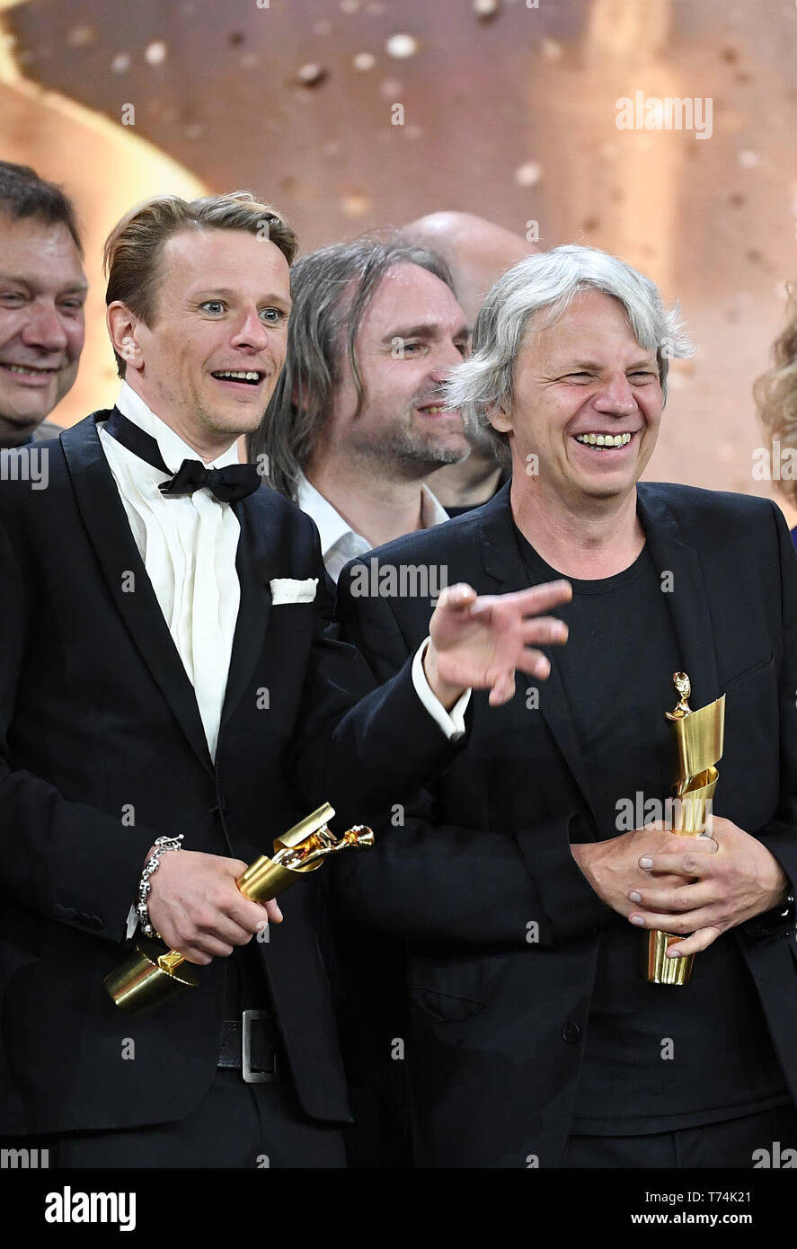 Berlin, Deutschland. 03 Mai, 2019. Schauspieler Alexander Scheer und Regisseur Andreas Dresen aus dem Film "gundermann" über ihre Lola in Gold erfreut, sind in der Kategorie "Bester Film" bei den 69. Deutschen Filmpreis "Lola". Quelle: Britta Pedersen/dpa-Zentralbild/dpa/Alamy leben Nachrichten Stockfoto