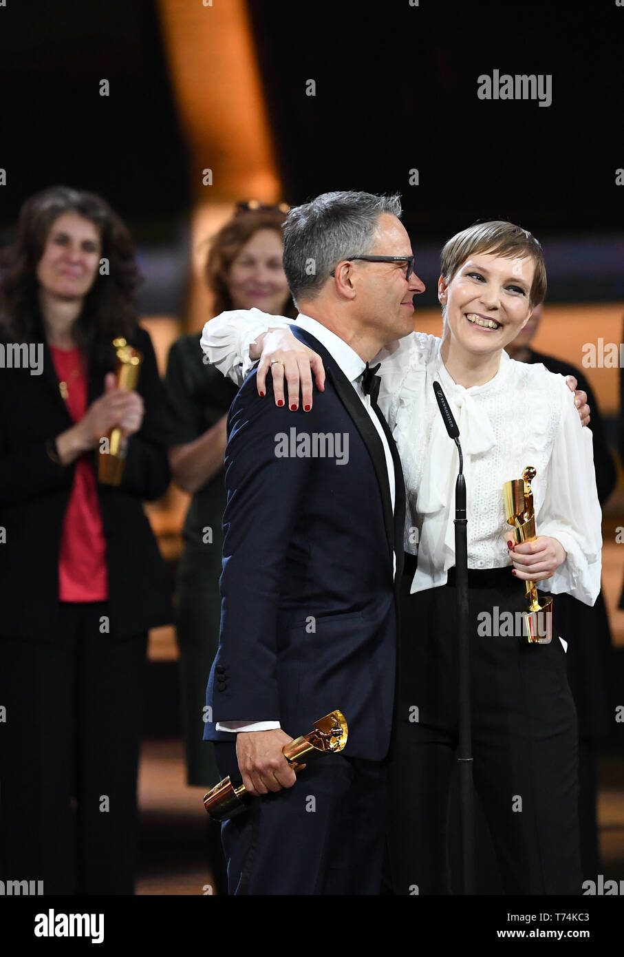 Berlin, Deutschland. 03 Mai, 2019. Die Produzenten Claudia Steffen und Christoph Friedel aus dem Film "gundermann" und ihr Team freuen sich über Ihren Lola in Gold in der Kategorie "Bester Film" bei den 69. Deutschen Filmpreis "Lola". Quelle: Britta Pedersen/dpa-Zentralbild/dpa/Alamy leben Nachrichten Stockfoto