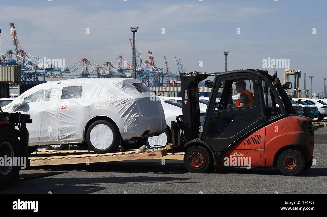 Bremerhaven, Deutschland. 24 Apr, 2019. Port Logistics Mitarbeiter laden Porsche Fahrzeuge in Container. Die Fahrzeuge werden von der Zug nach China über die neue Seidenstraße berücksichtigt werden. Quelle: Carmen Jaspersen/dpa/Alamy leben Nachrichten Stockfoto