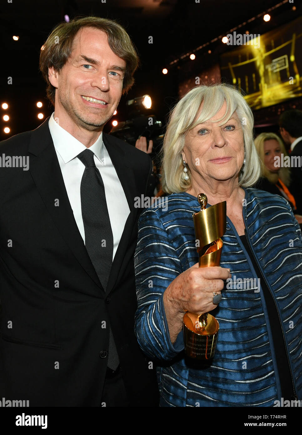 Berlin, Deutschland. 03 Mai, 2019. Die Regisseurin und Schauspielerin Margarethe von Trotta und ihr Sohn Felix Moeller sind erfreut, den 69. Deutschen Filmpreis "Lola" für besondere Verdienste um den deutschen Film verliehen werden. Foto: Jens Kalaene/dpa-Zentralbild/dpa/Alamy leben Nachrichten Stockfoto