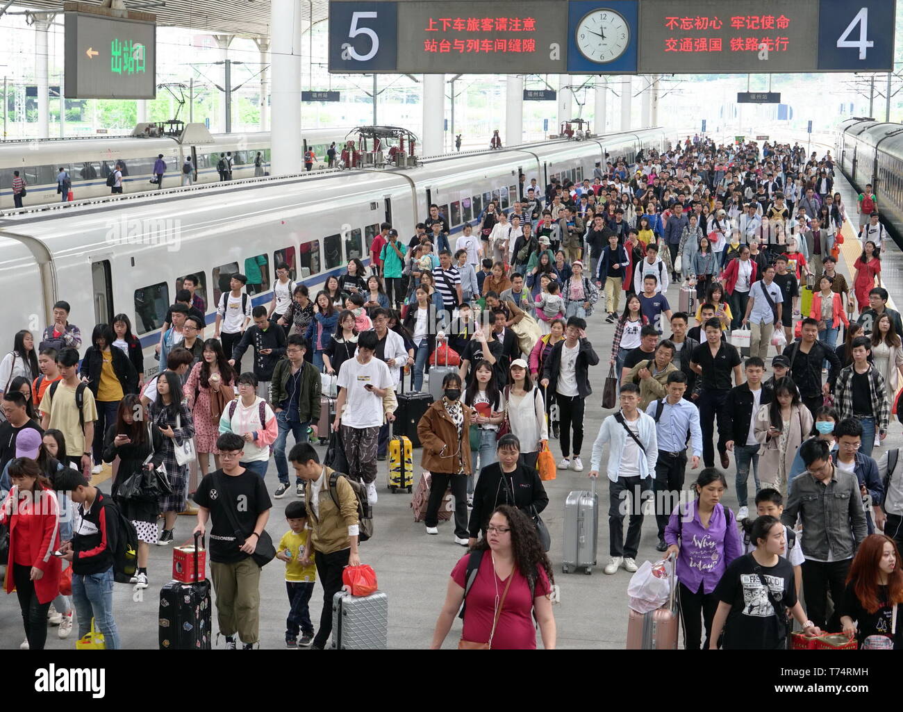 Fuzhou. 4. Mai, 2019. Die Passagiere kommen in Fuzhou Bahnhof im Südosten der chinesischen Provinz Fujian, 4. Mai 2019. Fuzhou Railway system Zeugen einer Reise rush als Tag der Arbeit Urlaub zu Ende. Credit: Lin Shanchuan/Xinhua/Alamy Leben Nachrichten kommt Stockfoto